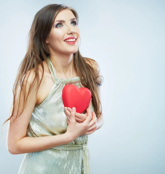 Schöne Frau hält rotes Herz. — Stockfoto