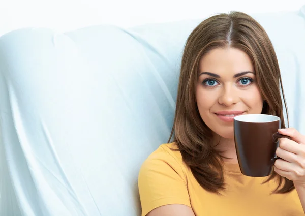 Smiling woman sitting at sofa — Stock Photo, Image