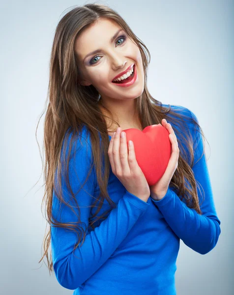 Schöne Frau hält rotes Herz. — Stockfoto