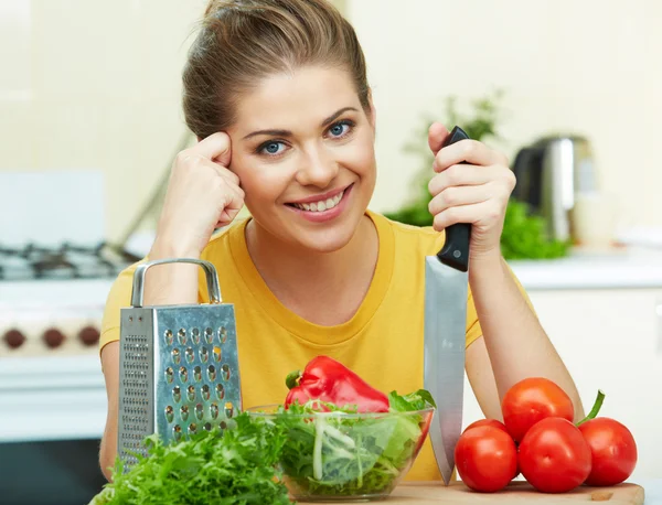 Vrouw kookt in de keuken — Stockfoto