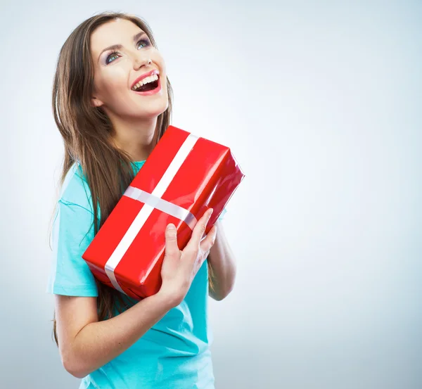 Junge glücklich lächelnde Frau hält rote Geschenkschachtel. — Stockfoto