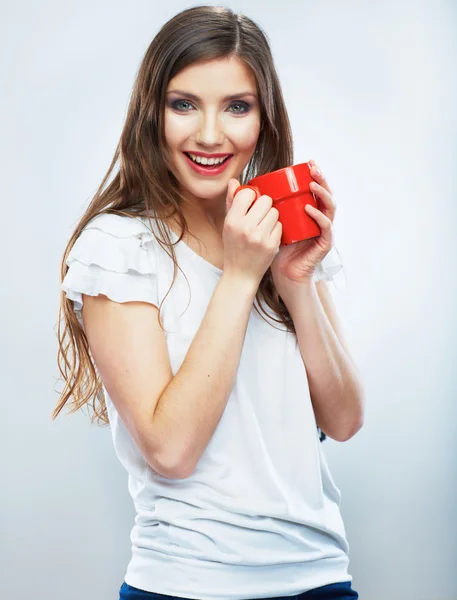 Avslappnad stil ung kvinna håller kaffekoppen — Stockfoto