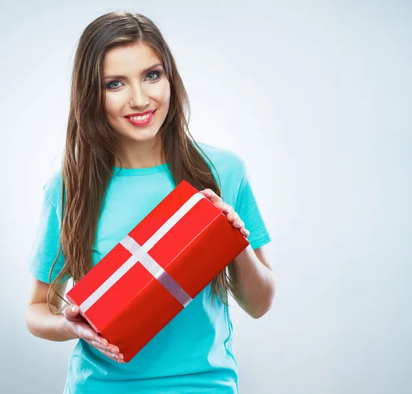 Joven mujer sonriente feliz celebrar caja de regalo roja . —  Fotos de Stock
