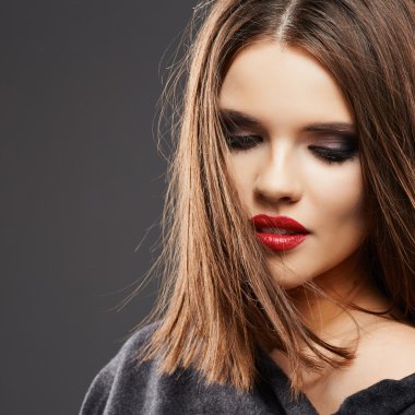 güzel bir kadın yüzü kırmızı dudaklar