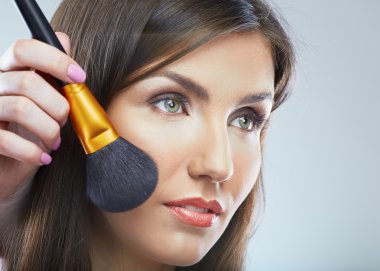 güzel bir kadınla fırça alıp yapmak.