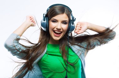 Kulaklıklı kadın müzik dinliyor.