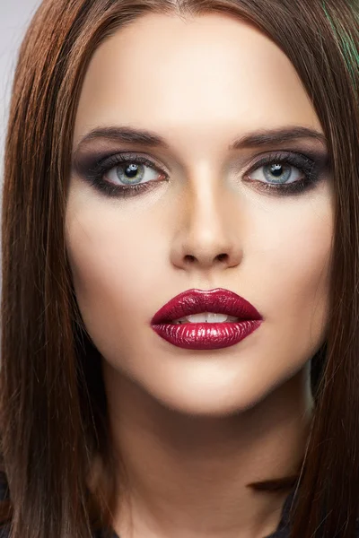 Mujer con labios rojos — Foto de Stock