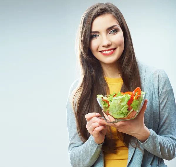 Modelo feminino segurar salada verde . — Fotografia de Stock