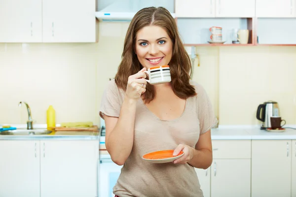 Frau in der Küche — Stockfoto