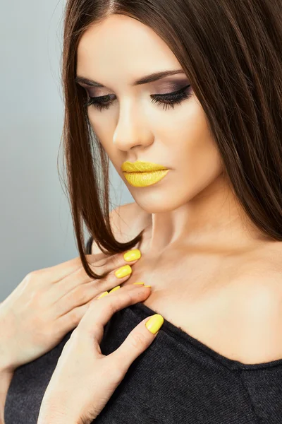 Mujer con labios y uñas amarillas . — Foto de Stock