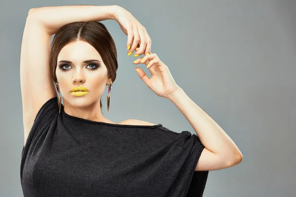 Vrouw met gele lippen en nagels. — Stockfoto