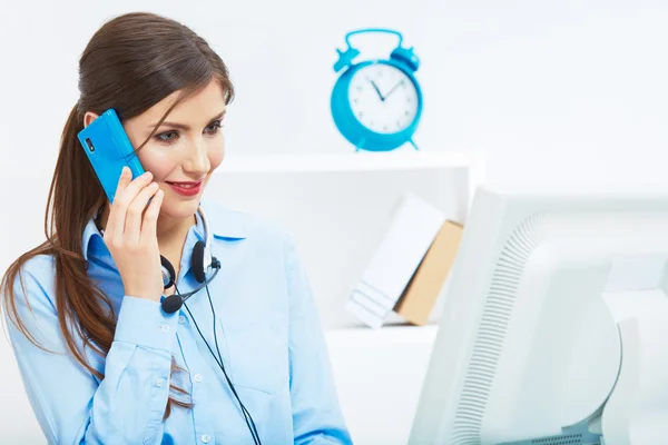 Femme d'affaires souriante au téléphone — Photo