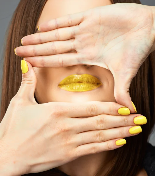 Model portrait with yellow lips and nails. — Stock Photo, Image