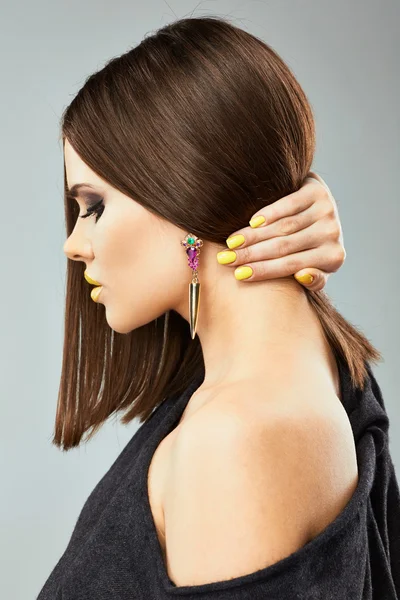 Kvinna med gula läppar och naglar. vacker modell — Stockfoto