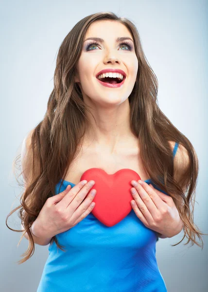 La mujer sostiene el corazón rojo . —  Fotos de Stock