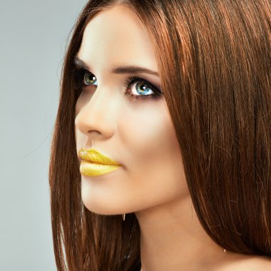 uzun saçlı güzellik modeli.
