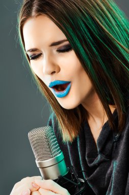 güzel bir genç kadın şarkıcı.