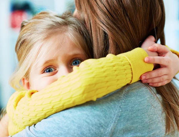 Figlia abbraccio madre . — Foto Stock