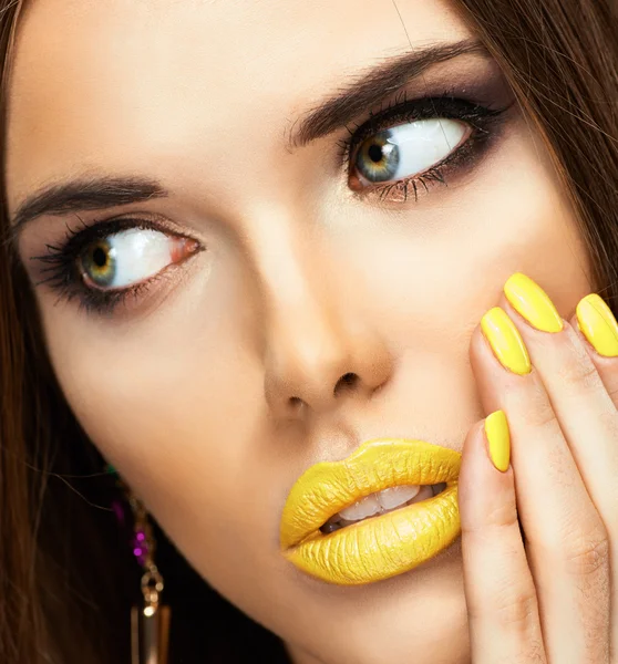 Mujer con labios y uñas amarillas . —  Fotos de Stock