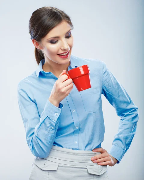 Femme d'affaires tenir tasse de café . — Photo