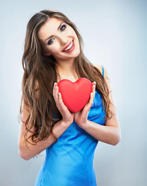 La mujer sostiene el corazón — Foto de Stock