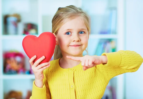 Girl hold heart — Stock Photo, Image