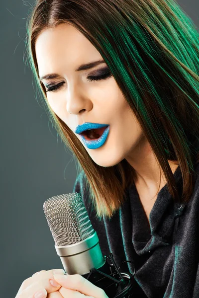 Hermosa joven cantante . — Foto de Stock