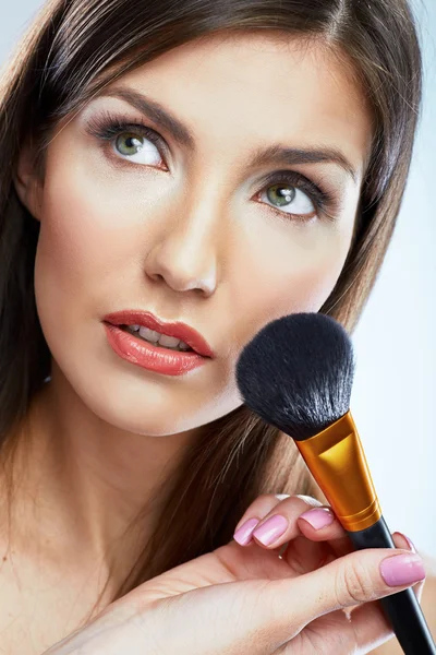 Jonge mooie vrouw met make-up borstel. — Stockfoto