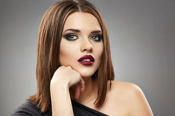 Modelo de mujer con labios rojos — Foto de Stock