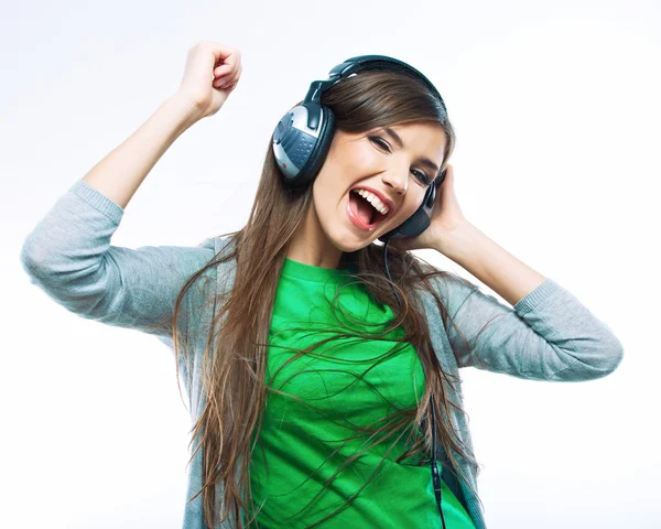 Mujer joven escuchando música . — Foto de Stock