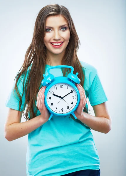 Jovem mulher sorridente segurar relógio . — Fotografia de Stock