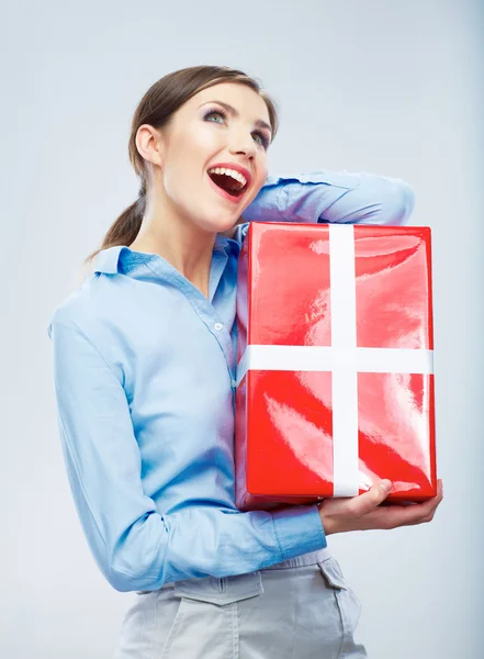 Wanita bisnis memegang kotak hadiah — Stok Foto