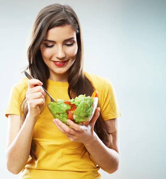 Kvinna med sallad — Stockfoto