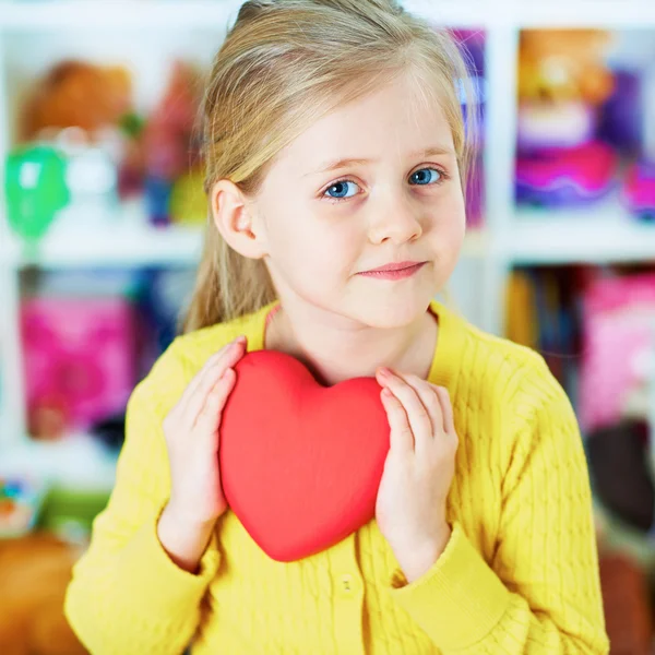 Chica mantener el corazón — Foto de Stock