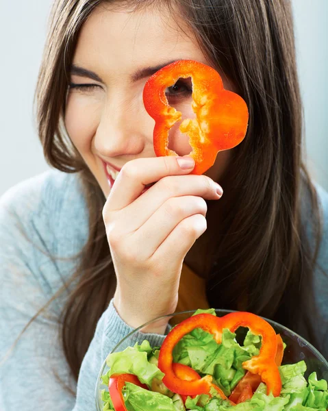 야채 샐러드를 먹는 여성 . — 스톡 사진