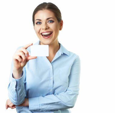 kredi kartı ile gülümseyen kadın