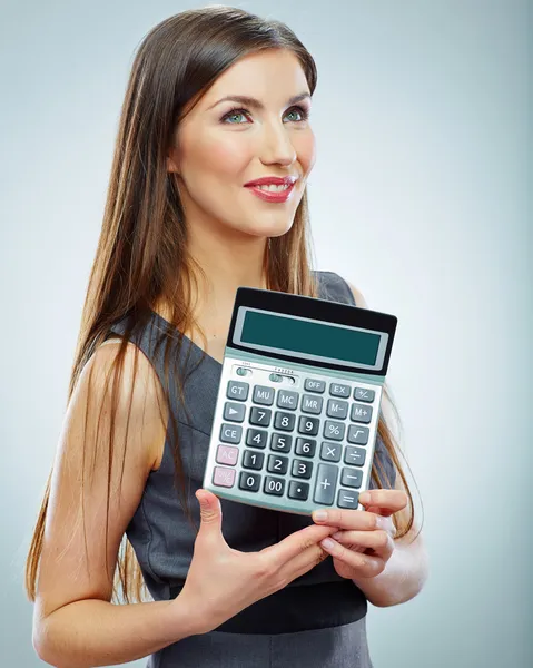 Mujer sostiene calculadora — Foto de Stock