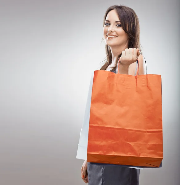 Frau hält Einkaufstüten in der Hand — Stockfoto