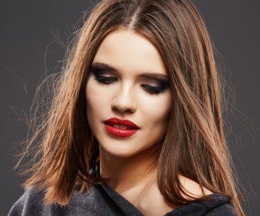 Kırmızı dudaklı kadın