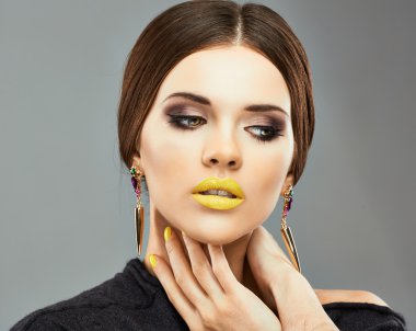 Sarı dudaklı kadın