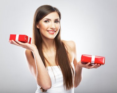 Hediyelik kutu modeli tutar.