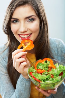 kadın salata yiyor