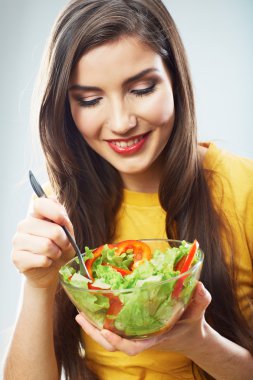kadın salata yiyor