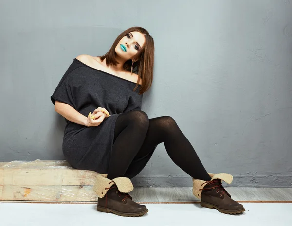 Fashion model sitting — Stock Photo, Image