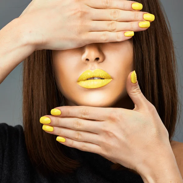 Kobieta z usta żółty — Zdjęcie stockowe