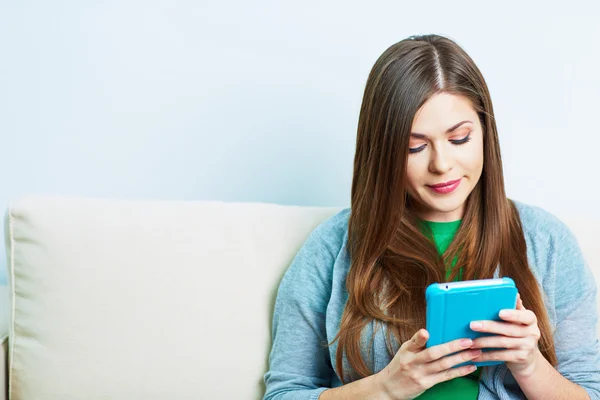 Mujer trabajando con la tableta pc — Foto de Stock