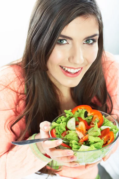 女性を食べるサラダ — ストック写真