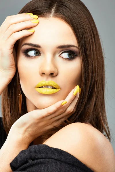 Mujer con labios amarillos —  Fotos de Stock