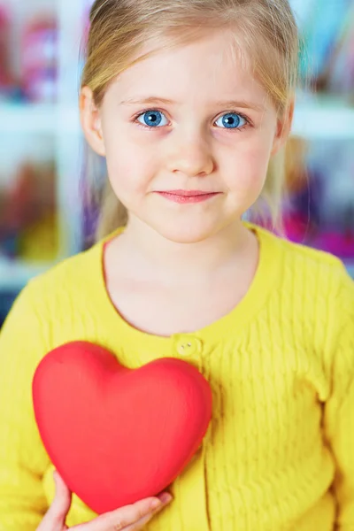 Dívka drží srdce — Stock fotografie