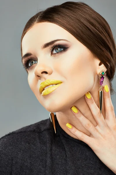 Kvinna med gula läppar — Stockfoto